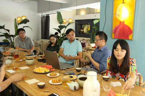 设计师与曾老师现场交流 设计师与曾老师现场交流