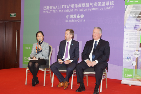 巴斯夫代表介紹WALLTITE®氣密保溫系統(tǒng)解決方案-左起:巴斯夫(中國(guó))有限公司建筑市場(chǎng)行業(yè)高級(jí)經(jīng)理劉艷麗博士、巴斯夫亞太區(qū)特性材料部建筑業(yè)務(wù)管理區(qū)域總監(jiān)宜斐德博士、巴斯夫加拿大有限公司聚氨酯業(yè)務(wù)部業(yè)務(wù)發(fā)展經(jīng)理Pierre Couture先生