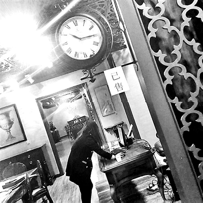 店内家具大部分贴上“已售”标签