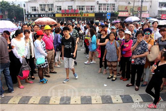 2014高考首日芜湖近三万名考生 赶考 各方协力