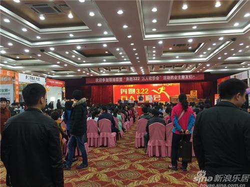宣城萬人砍價會現場人頭攢動,砍價師激情賣力的主持將會場氣氛推向至高點