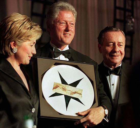 1999年IMOLA品牌被美国前总统克林顿誉为“意大利千年艺术之灵魂”