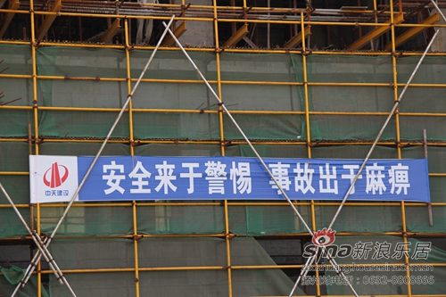 但见工地内整洁有序,地面看不到污水和垃圾,安全网和脚手架整齐划一