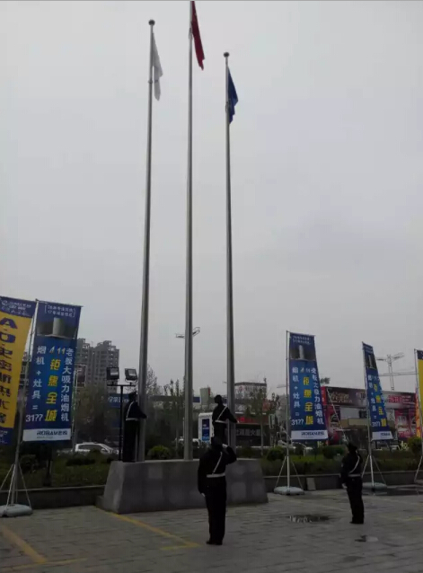 升旗手伴隨著音樂聲緩緩升起旗幟