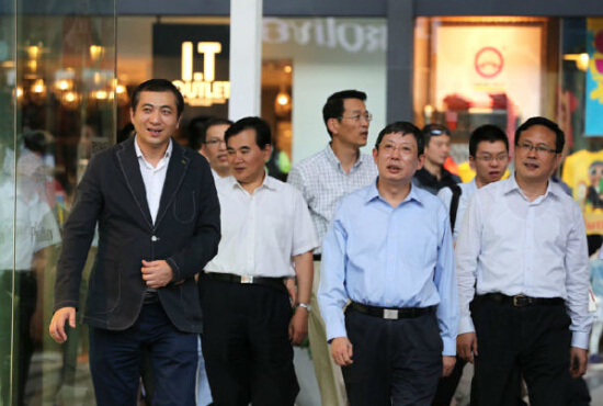 图为上海市市长杨雄亲临视察