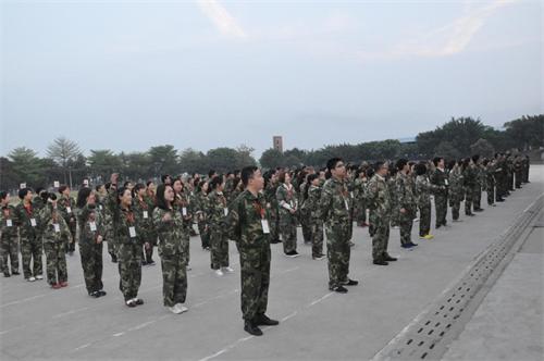严格按照军事化管理制度,学员们清晨操练