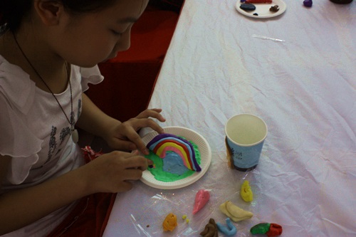 小朋友认真的制作中