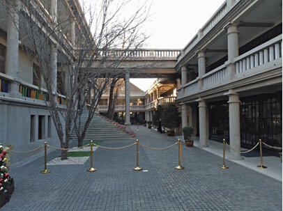 天津五大道庆王府通过外部加盖的二层建筑围