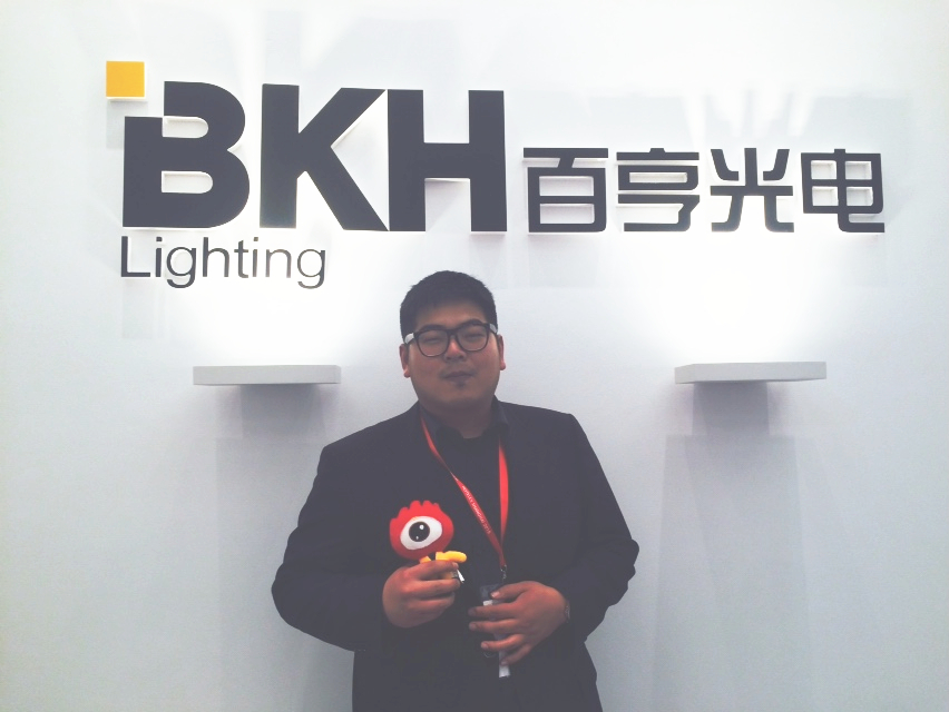 百亨光電總經理特助林郁翔接受了新浪家居的采訪,