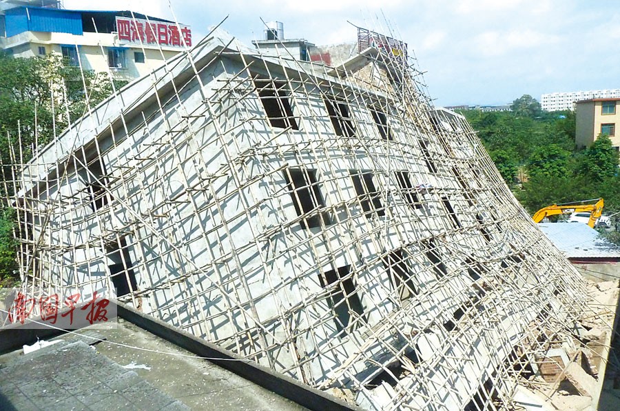 桂林市一栋在建楼房深夜整体倒塌 该楼系违法