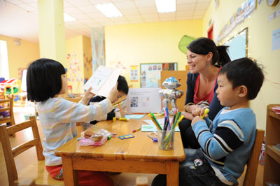 北大国际双语幼儿园在新华联 孩子学习家长不