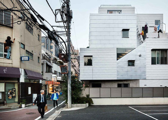 这个法国摄影师专门在东京拍怪房子_新浪房产