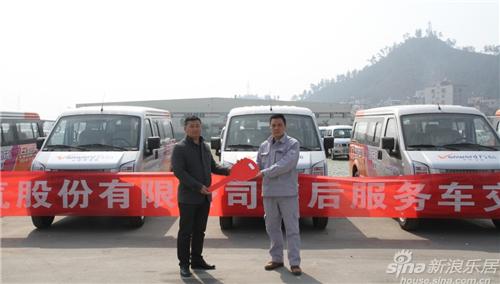 东风小康汽车有限公司相关负责人向万和公司代表（左）交车