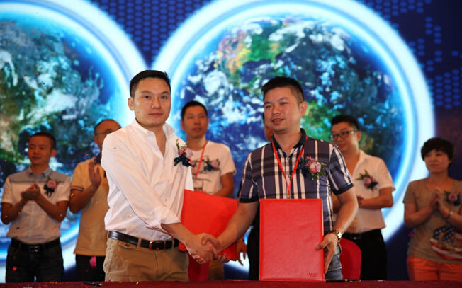 (经销商代表周烈钊先生(中间左),周总(中间右)) (经销商代表周烈钊先生(中间左),周总(中间右))
