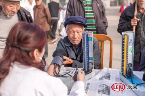 什么是老年型人口_老龄人口近两亿 社会呼唤多元化服务体系(3)