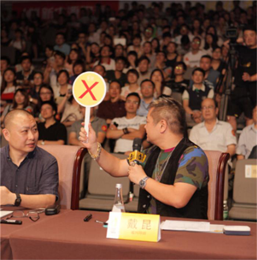 裁判導(dǎo)師戴昆舉X示意暫停