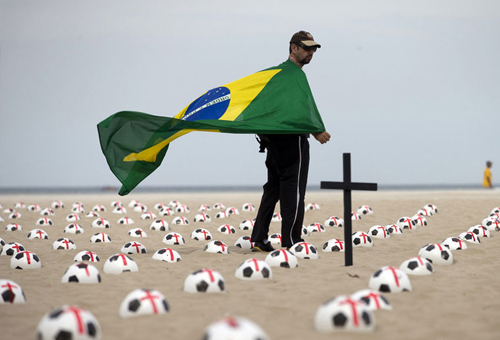 巴西海滩上摆放画十字足球 抗议办比赛开销过