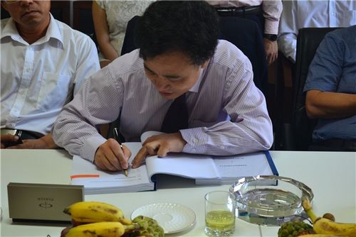 海南合甲投资集团总裁朱章太先生在合同上签字
