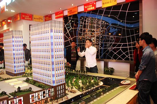 在溪總介紹完婺州城市廣場之后，負責昆侖大廈業務經理給房產經紀人們講解了一些情況