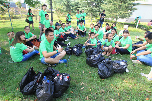 色志愿者们在红白花公园举行了趣味环保知识竞