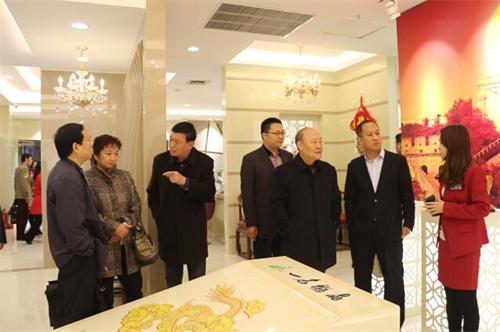 嘉宾及设计师参观一名微晶旗舰店