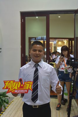 成都飞宇门窗销售部经理王龙飞接受家居热线“预见 家”主题的现场采访 成都飞宇门窗销售部经理王龙飞接受家居热线“预见 家”主题的现场采访