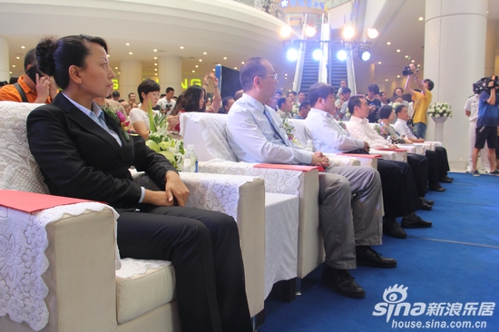 出席天山海世界招商成果发布暨大咖来霖发布会各位领导