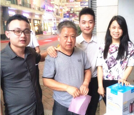 中獎顧客留念合影