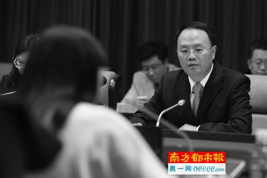 新闻发布会上，横琴新区管委会主任牛敬介绍横琴的发展情况。