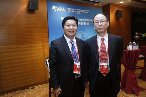 左右沙发黄华坤与国家发展和改革委员会副秘书长王一鸣部长合影