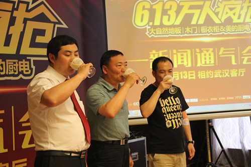 大自然APG天然大豆膠現場演示(喝大豆膠)
