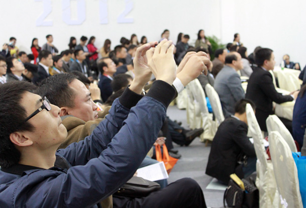 当前宏观经济形势与房地产市场发展趋势报告会现场火热
