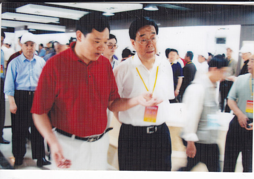 2005年四川省省委书记张学中，省长张中伟到贾家工厂参观