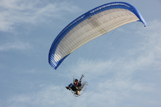 滑过 御湾 惠州首届动力滑翔伞表演赛落下帷幕
