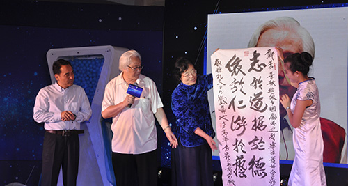 著名歌唱家李光曦发布会现场赠送墨宝 著名歌唱家李光曦发布会现场赠送墨宝
