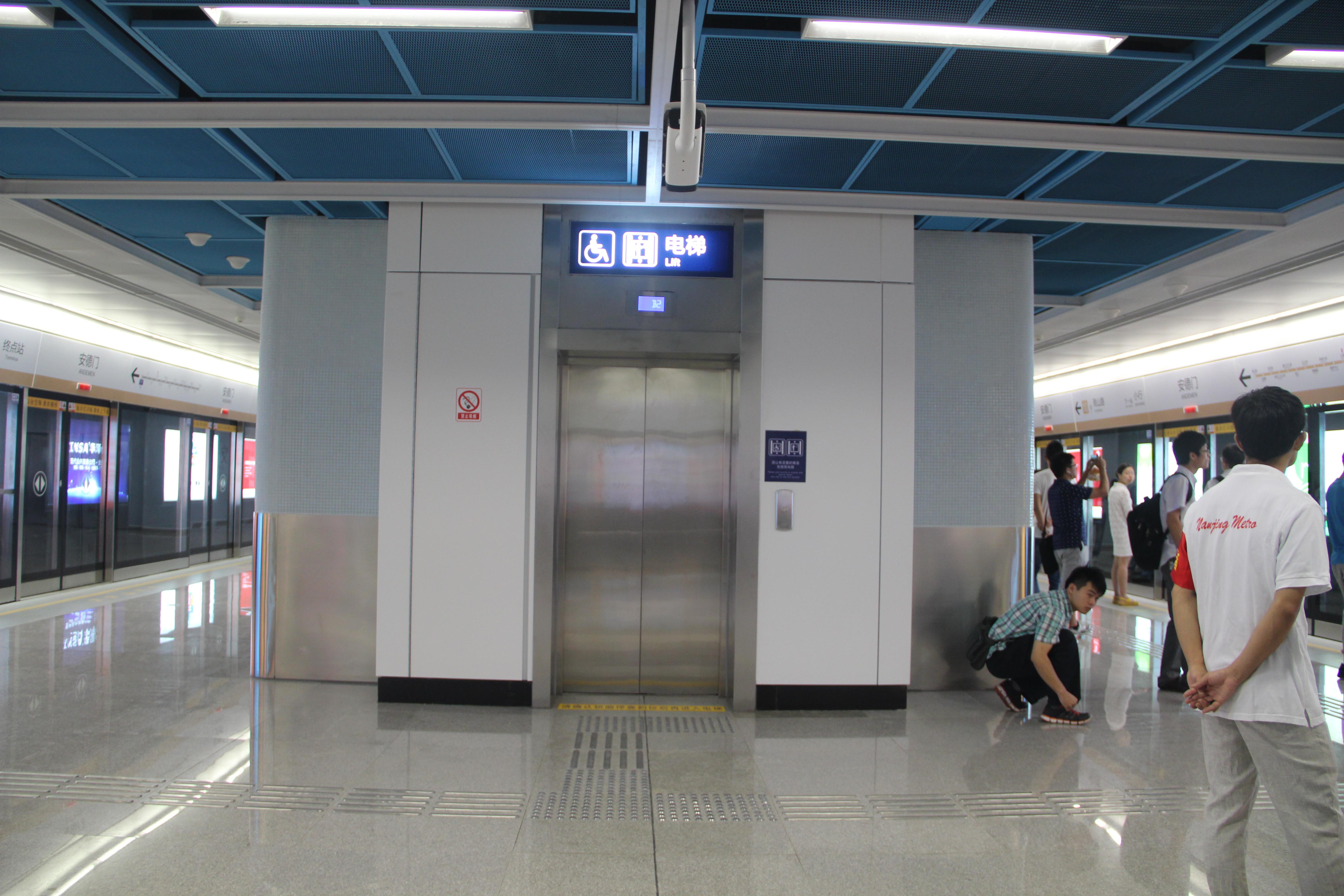 车站的无障碍电梯