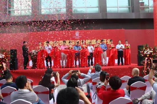 嘉宾为仪式剪彩 嘉宾为仪式剪彩