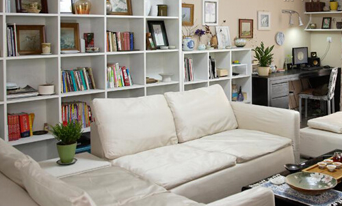 利用墙面书架为客厅划定阅读区域