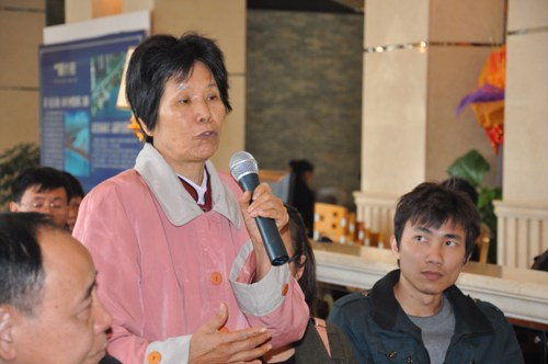 　　一位看房团的阿姨向设计师询问如何解决地漏的问题