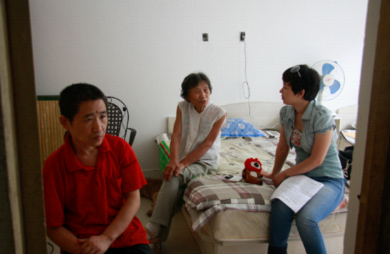 小編與奶奶交流 二兒子在旁傾聽 小編與奶奶交流 二兒子在旁傾聽