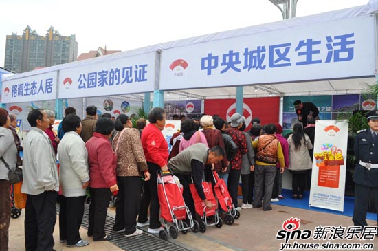 图为 排队登记的意向购房者