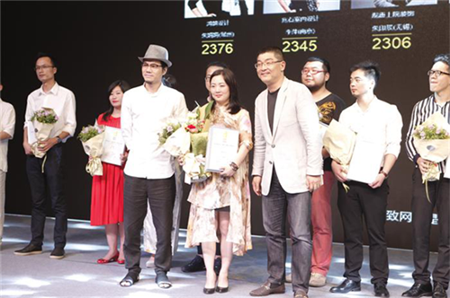 謝天、張宏毅為最佳人氣選手王娟頒獎(jiǎng)