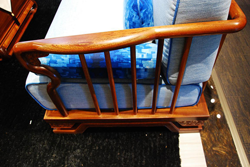 沁园春沙发的扶手设计带弧度而且加宽