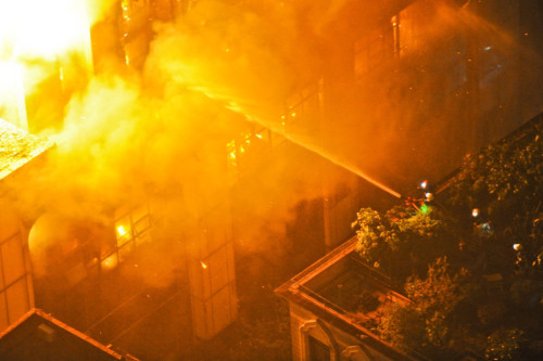 广州建业大厦起火 近距离拍摄救火场面