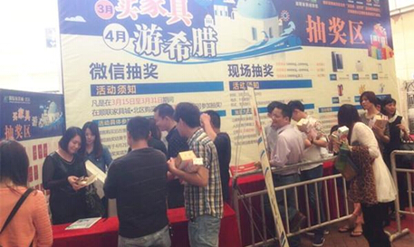 現(xiàn)場排隊(duì)等待抽獎顧客眾多
