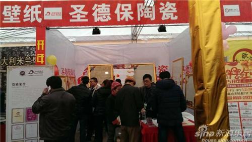 圣德保陶瓷店內吸引不少業主們，瞧！一個個專注于圣德保優質的產品