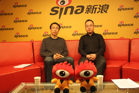 新浪乐居北京编辑部主编务名扬（左）专访北京龙湖营销总监王勐（右）