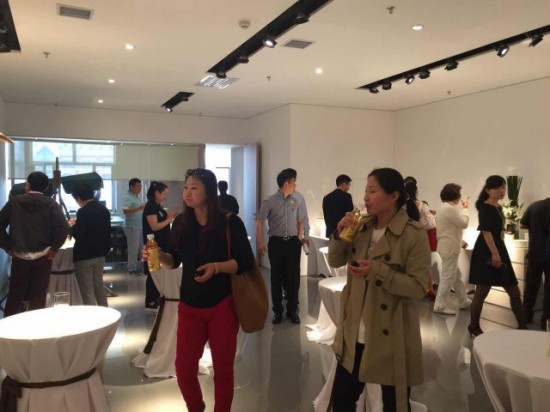 設(shè)計師及嘉賓參觀迪信旗艦店