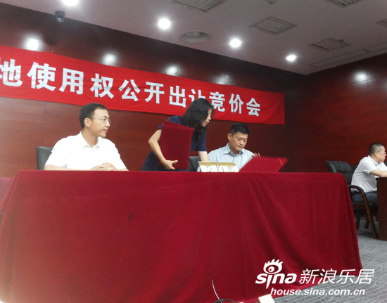 盛之乡（厦门）温泉渡假村有限公司代表签订成交确认书