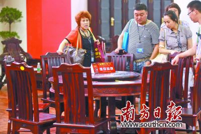 最近一年多时间,红木木材价格持续走低,红木家具价格也开始作出相应调整。